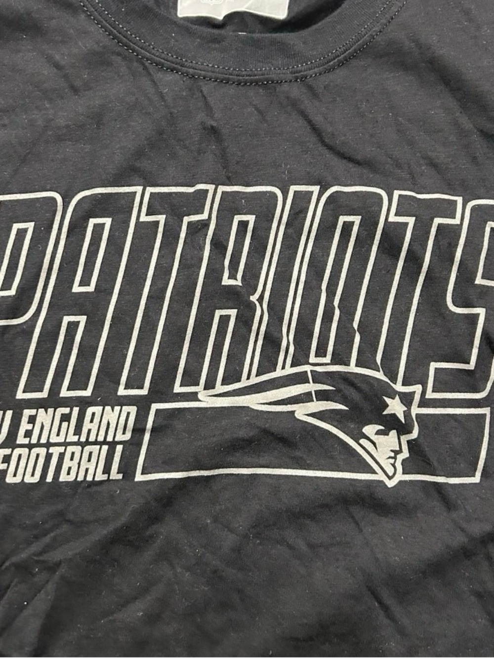 NWT NFL Patriots Black Long Sleeve T Shirt With Logo Size Medium - Picture 2 of 3